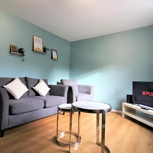  Holiday home St House - Charming 3 Bed, 2 Bathrooms, Driveway Parking, Close To Town Centre